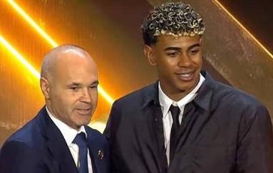 勇士官方：格林扭伤右脚，本场比赛不会回归